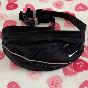 NIKE Black and White Lightweight Slim Waist Bag unisex